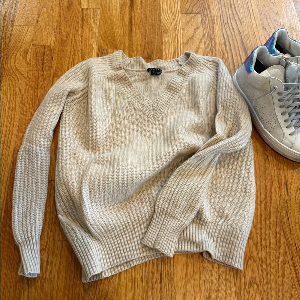 Theory cream cashmere vneck sweater S
